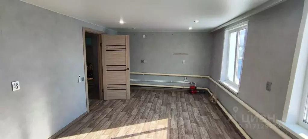 Дом в Оренбургская область, Первомайский район, с. Красное Учительская ... - Фото 1