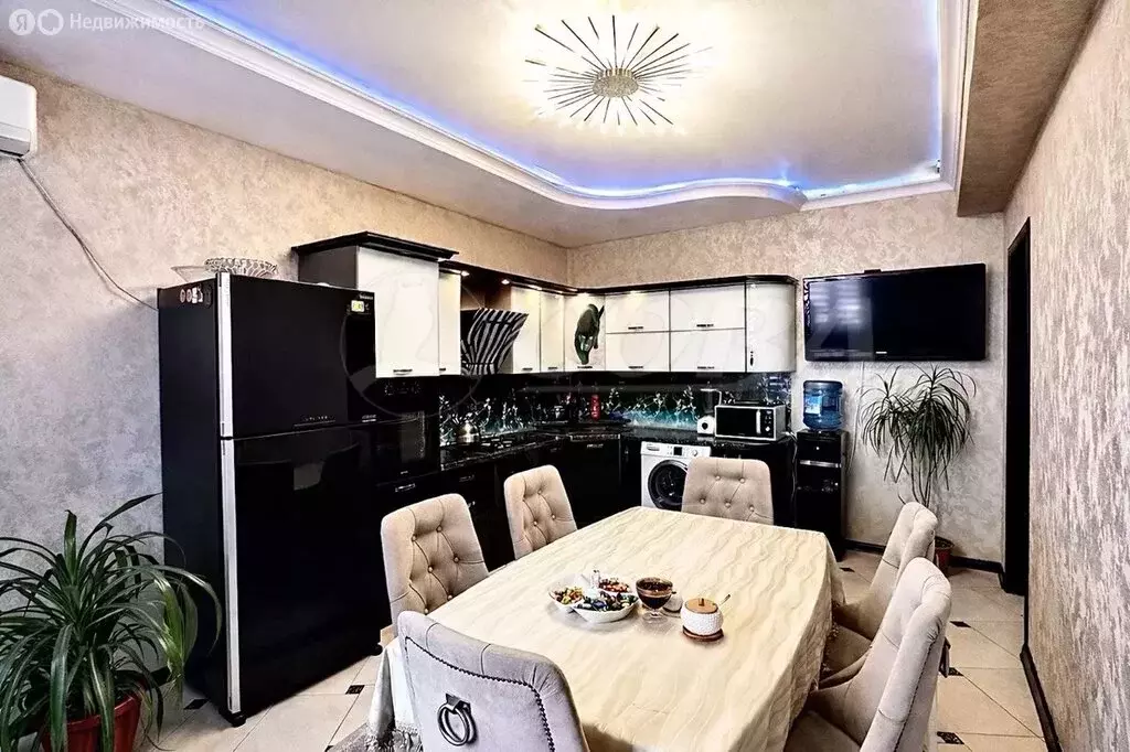 3-комнатная квартира: Махачкала, улица Пугачёва, 8А (120 м) - Фото 1