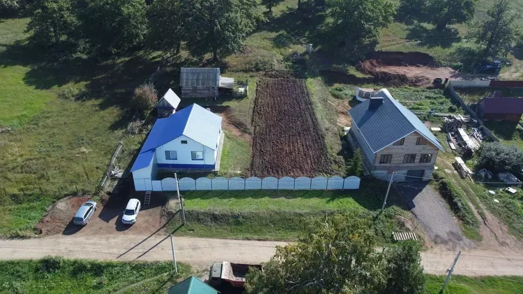 Дом в Башкортостан, Куюргазинский район, Ермолаевский сельсовет, с. ... - Фото 0