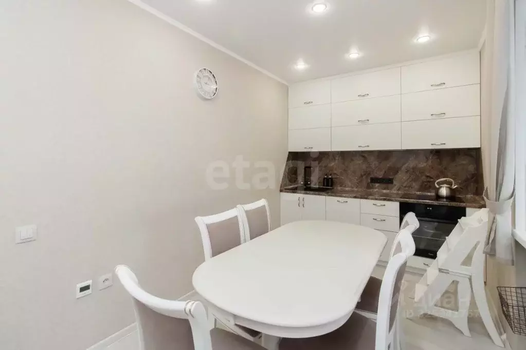 3-к кв. Тюменская область, Тюмень 6-й мкр, ул. Валерии Гнаровской, 9 ... - Фото 1