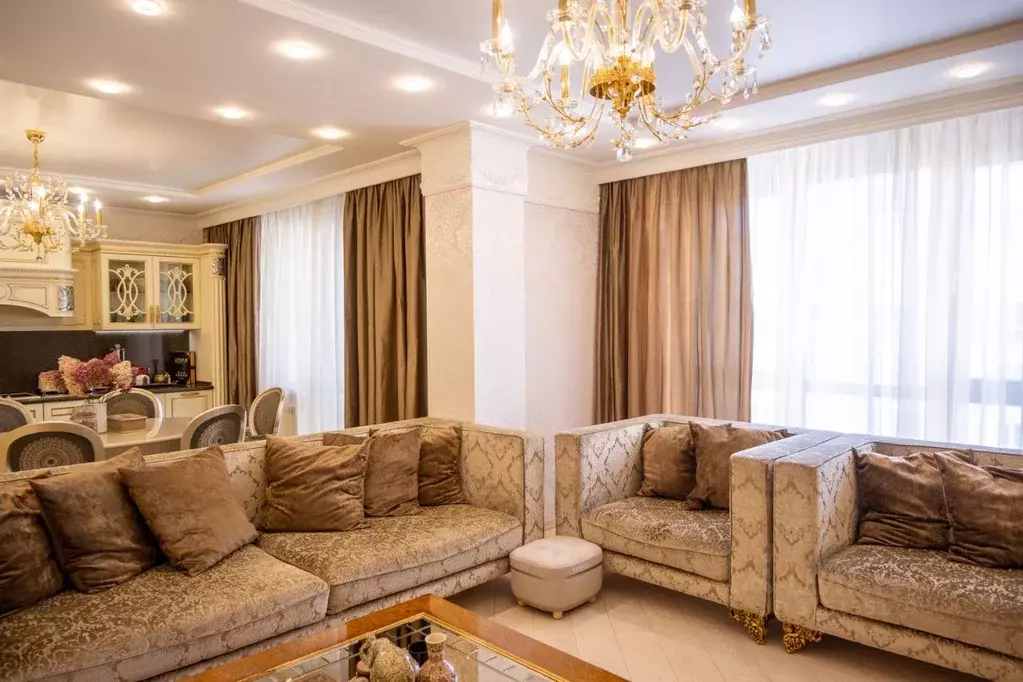 4-к кв. Красноярский край, Красноярск ул. Авиаторов, 41 (200.0 м) - Фото 1