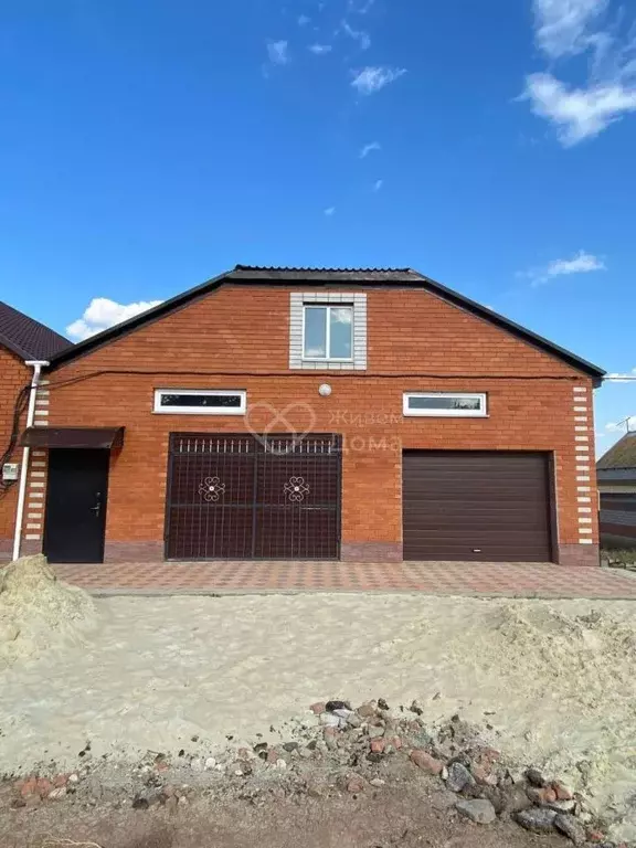 Дом в Волгоградская область, Светлоярский район, с. Большие Чапурники ... - Фото 1