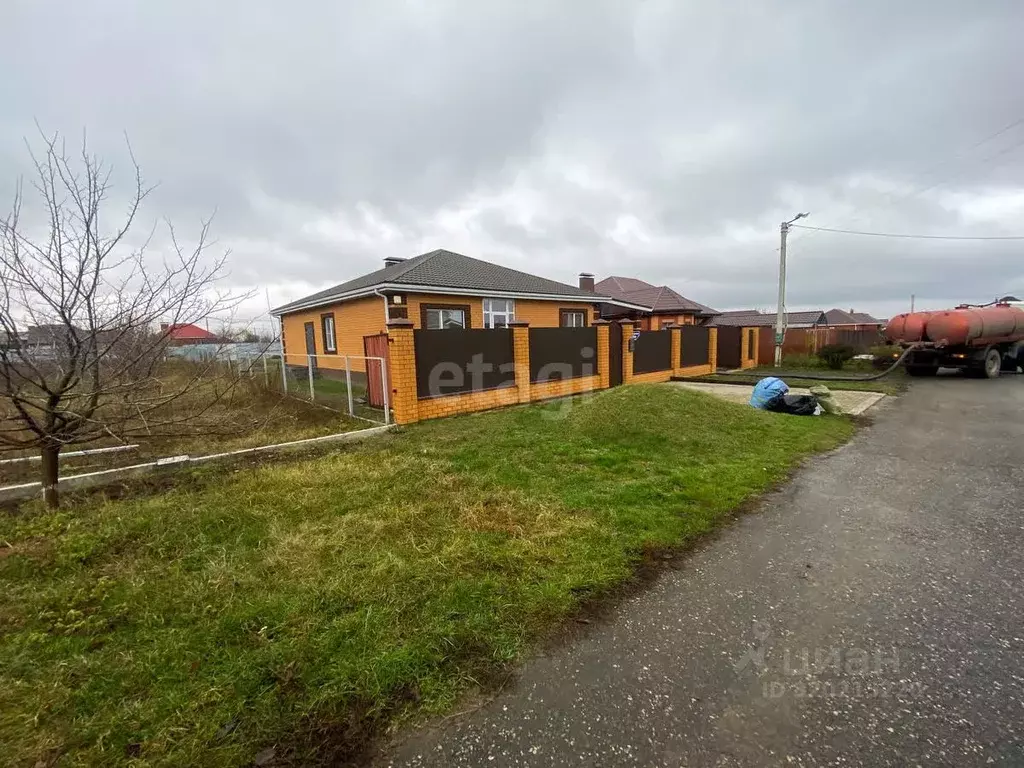 Дом в Белгородская область, Корочанский район, Мелиховское с/пос, с. ... - Фото 1