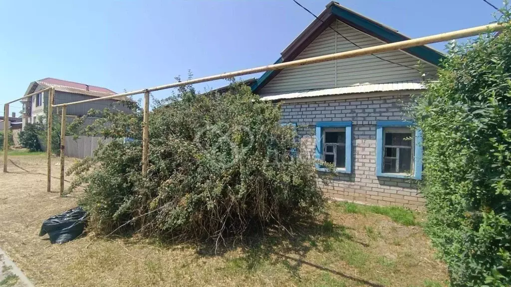 Дом в Волгоградская область, Средняя Ахтуба рп ул. Смирнова (40 м) - Фото 0
