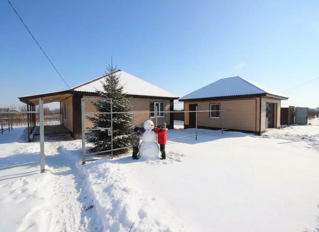 Дом в Белгородская область, Корочанский район, Погореловское с/пос, с. ... - Фото 1