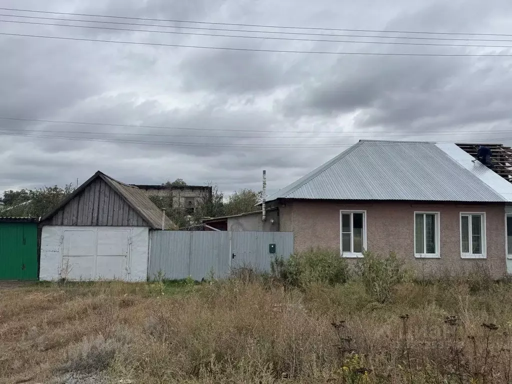 Дом в Саратовская область, Пугачевский район, Заволжское муниципальное ... - Фото 1