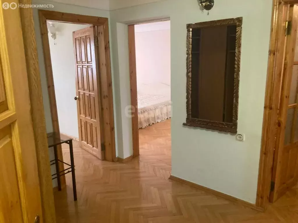 3-комнатная квартира: Владикавказ, площадь 50 лет Октября, 8 (59.1 м) - Фото 0