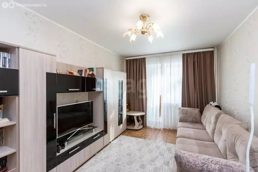 2-комнатная квартира: Тюмень, улица Николая Чаплина, 125 (54 м) - Фото 1