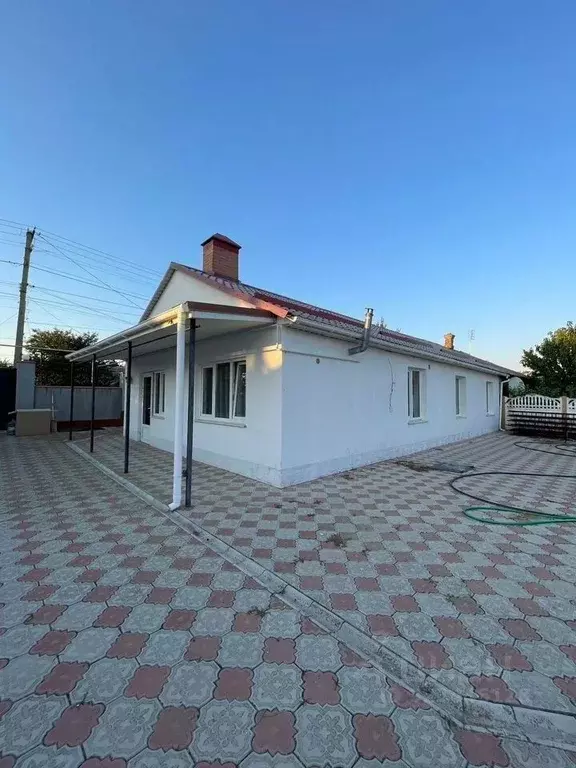 Дом в Крым, Черноморский район, Медведевское с/пос, с. Медведево ул. ... - Фото 1