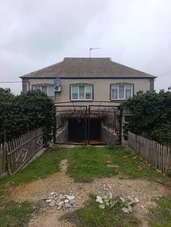 Дом в Крым, Сакский район, Ромашкинское с/пос, с. Колоски ул. ... - Фото 1