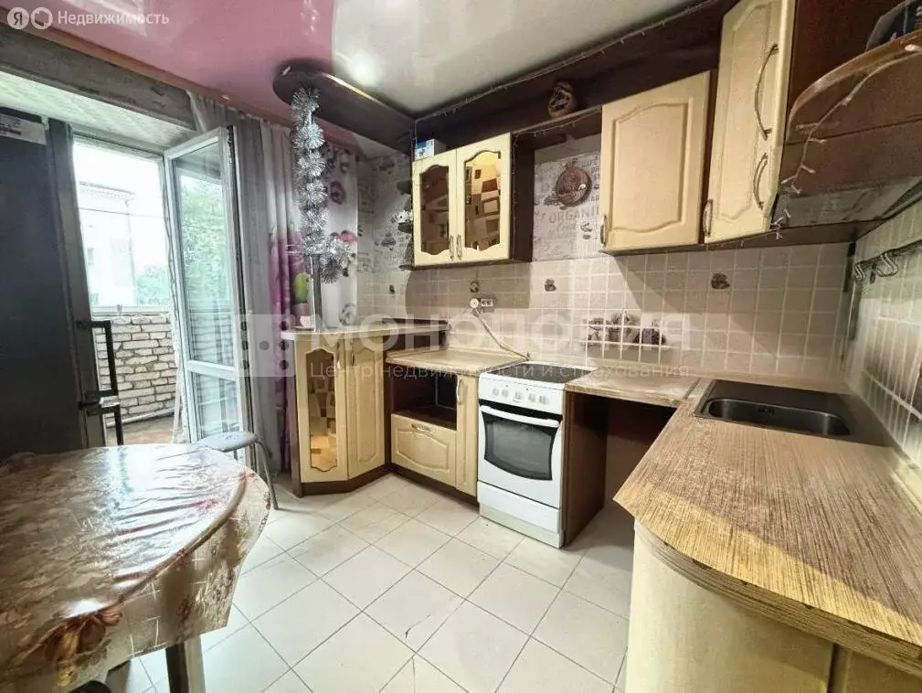 3-комнатная квартира: Белогорск, улица Кирова, 47 (58.4 м) - Фото 0