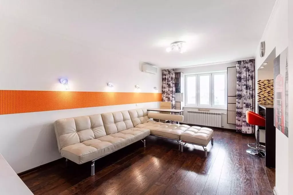 1-к кв. Омская область, Омск просп. Комарова, 21 (50.0 м) - Фото 1