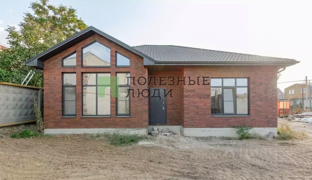 Дом в Астраханская область, Астрахань ул. 1-я Южная, 1 (120 м) - Фото 1