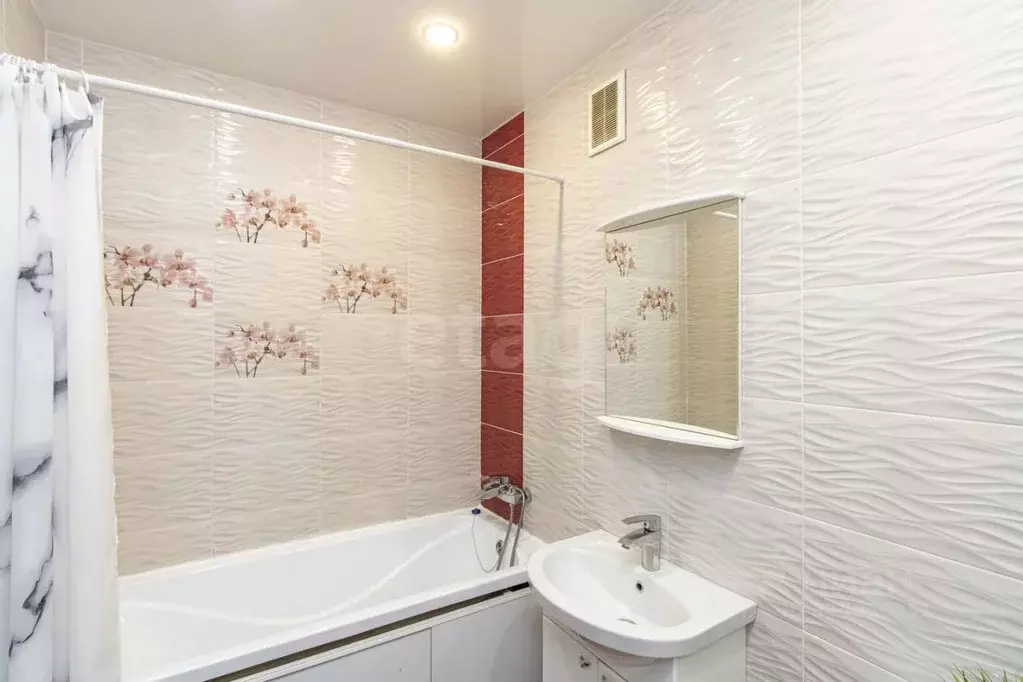 Студия Тюменская область, Тюмень проезд Геологоразведчиков, 44А (33.3 ... - Фото 1