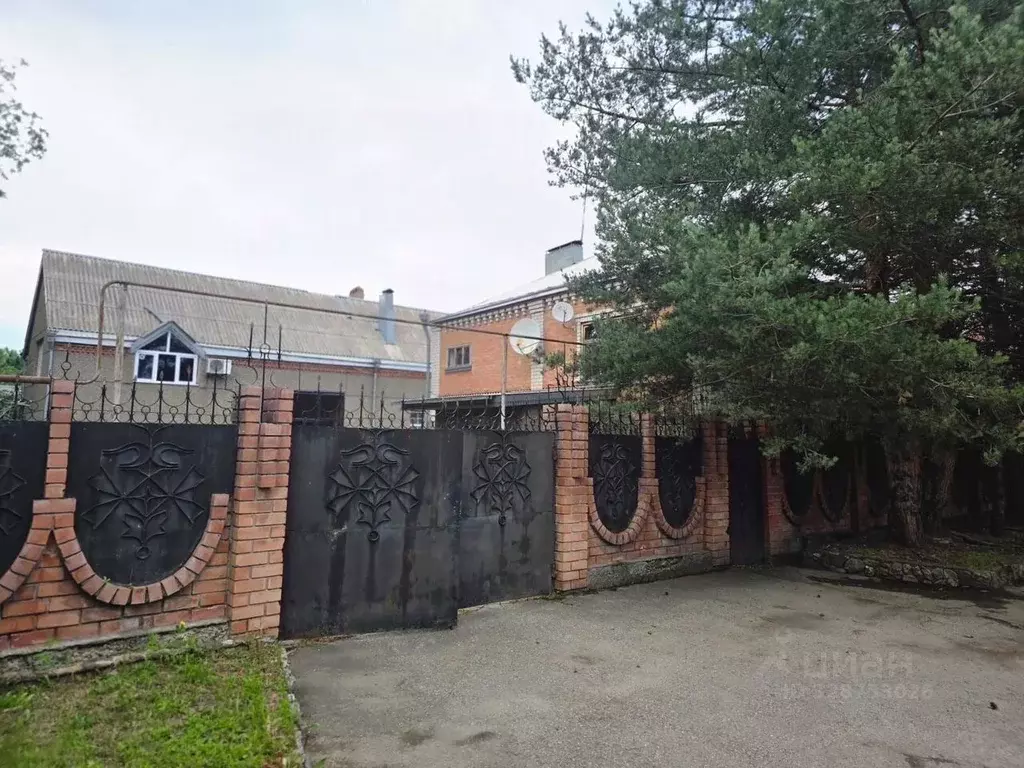 Дом в Краснодарский край, Лабинск Иртышский пер. (228 м) - Фото 1