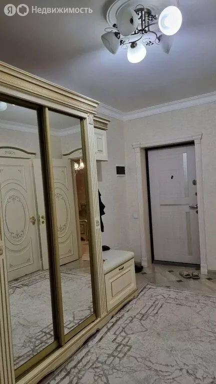 3-комнатная квартира: Махачкала, улица Агасиева, 24В (100 м) - Фото 0