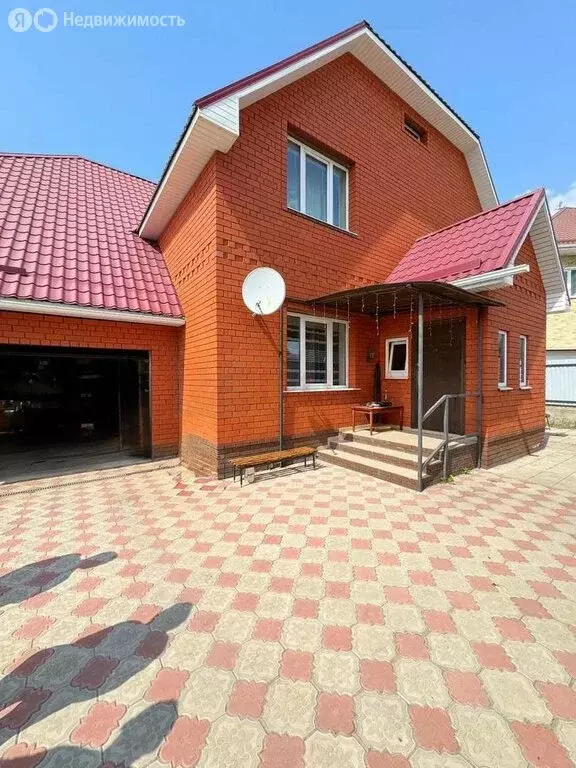 Дом в Старый Оскол, улица Сталеваров (240 м) - Фото 0