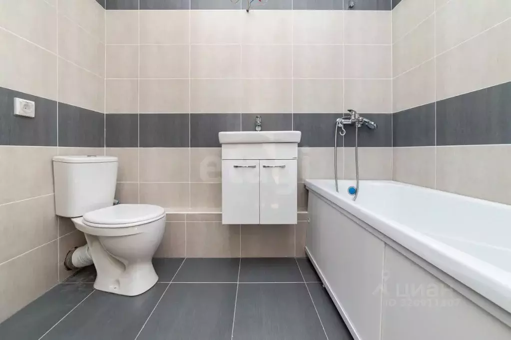 1-к кв. Курганская область, Курган Заозерный жилрайон, 1-й мкр, 22А ... - Фото 1