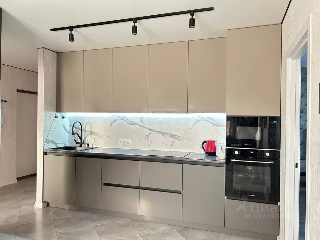 3-к кв. Тюменская область, Тюмень ул. Вице-адмирала Воронцова, 7 (70.8 ... - Фото 1