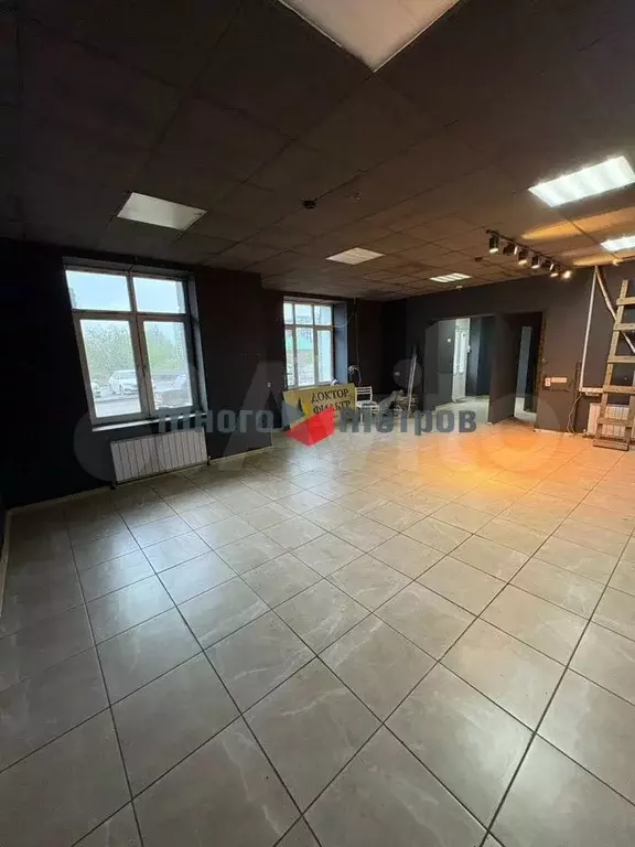 Офис, торговая площадь с большой открытой парковкой - Фото 1