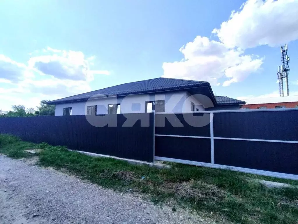 Дом в Краснодарский край, Кореновск ул. Бувальцева, 34 (220 м) - Фото 1