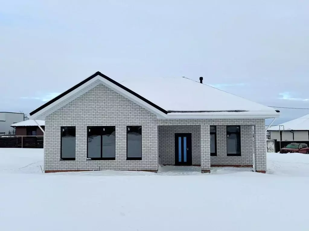 Дом в Саратовская область, с. Усть-Курдюм ул. 60 лет СССР (110 м) - Фото 1