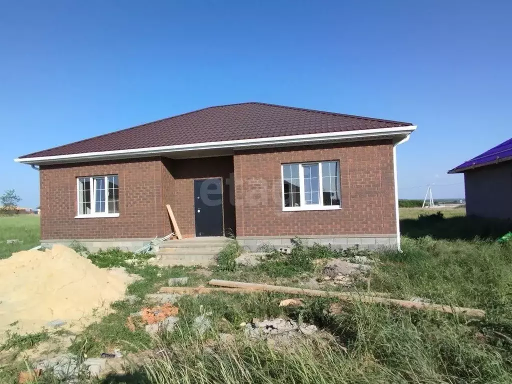 Дом в Белгородская область, Корочанский район, Мелиховское с/пос, с. ... - Фото 1