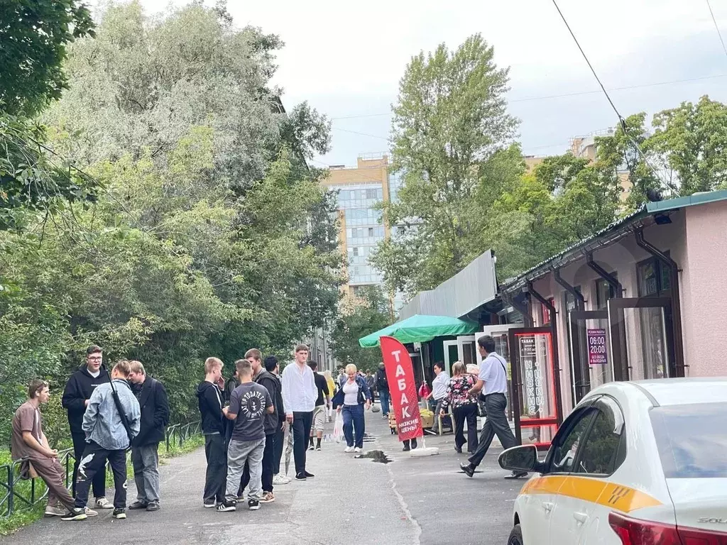 Помещение 12 м Вход с улицы, витрины, у метро - Фото 0