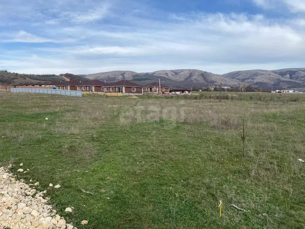 Участок в Крым, Симферопольский район, Добровское с/пос, с. ... - Фото 1