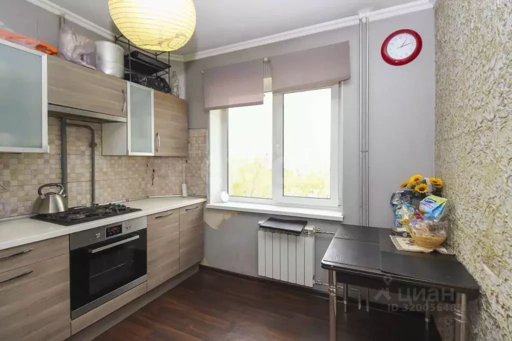 3-к кв. Омская область, Омск просп. Комарова, 27 (63.3 м) - Фото 0