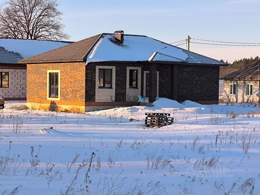 Дом в Башкортостан, Иглинский район, Акбердинский сельсовет, с. ... - Фото 1