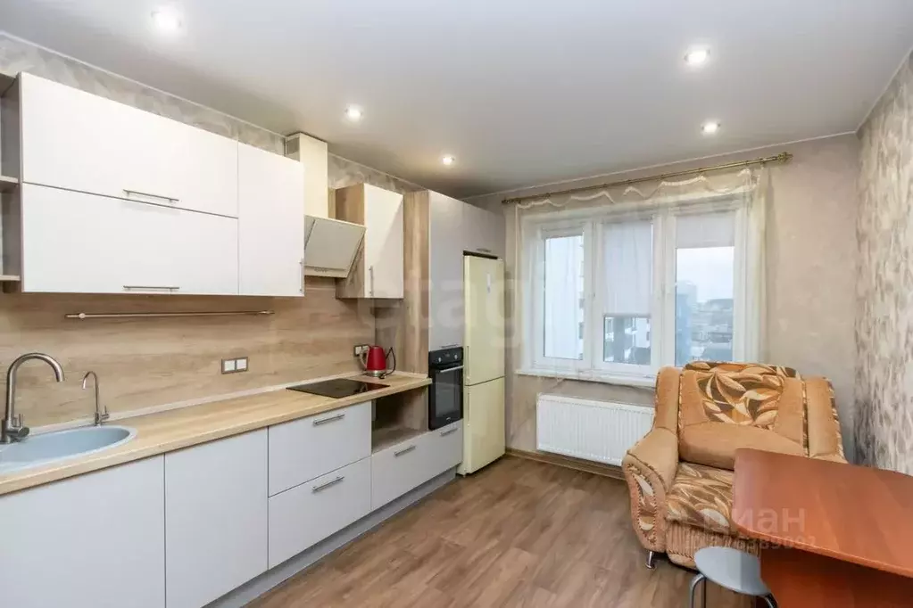 2-к кв. Тюменская область, Тюмень Интернациональная ул., 199к8 (51.0 ... - Фото 1