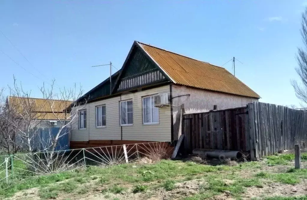 Дом в Астраханская область, Наримановский район, с. Туркменка ... - Фото 1