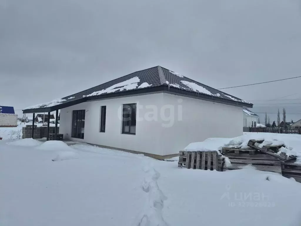 Дом в Башкортостан, Стерлитамакский район, Наумовский сельсовет, д. ... - Фото 1