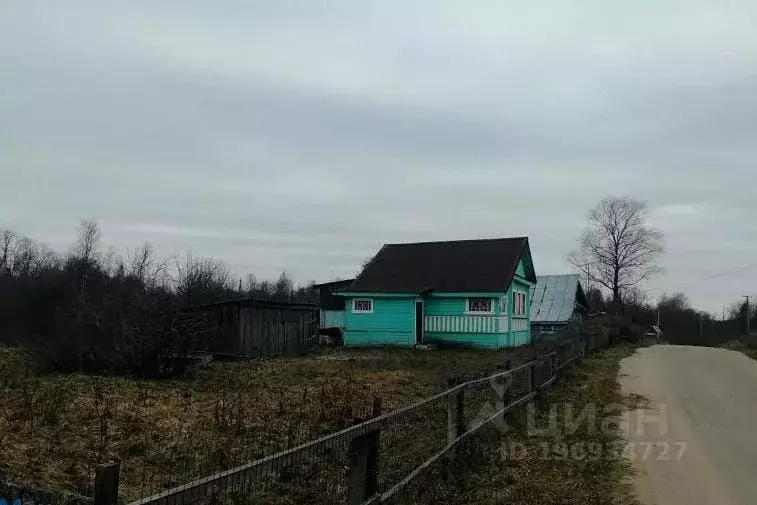 Дом в Новгородская область, Валдайский район, Рощинское с/пос, д. ... - Фото 1