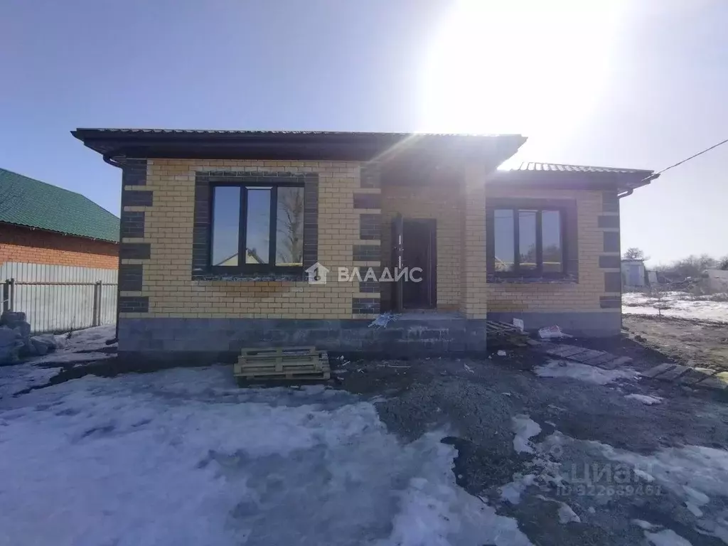 Дом в Белгородская область, Корочанский район, Мелиховское с/пос, с. ... - Фото 1