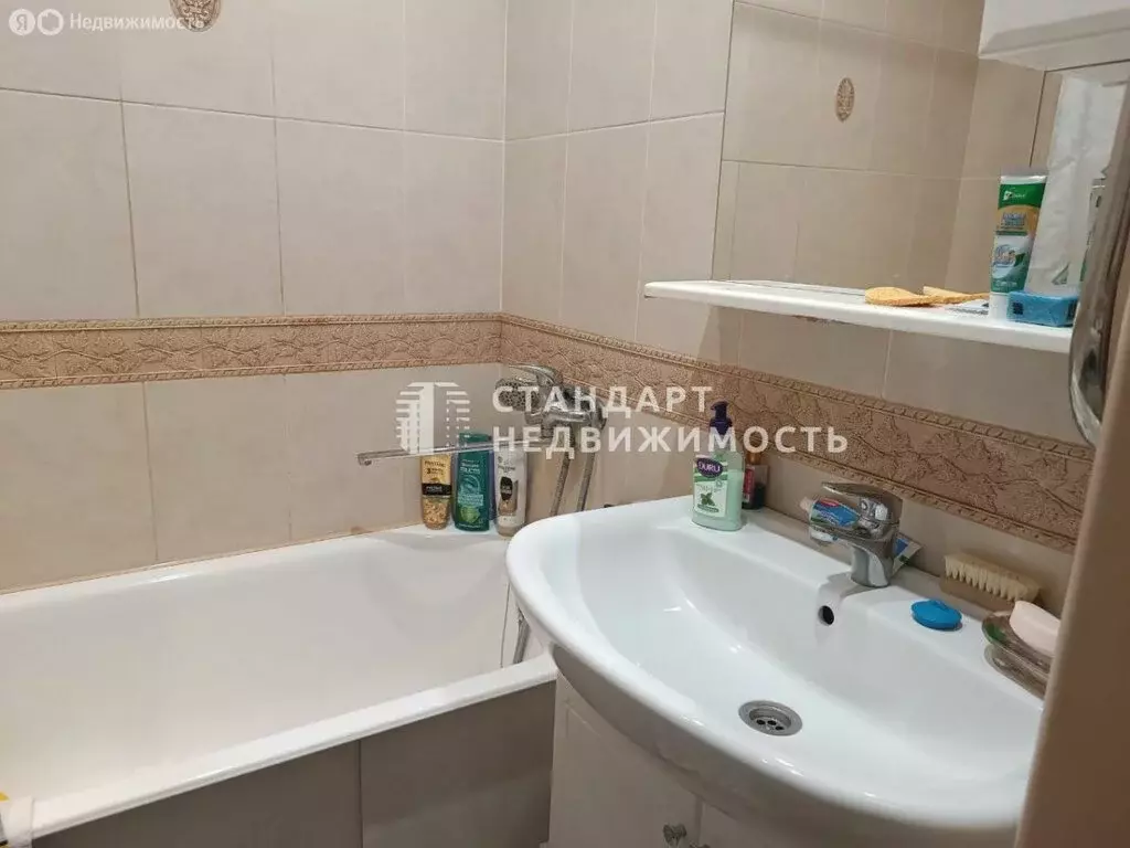 3-комнатная квартира: Тюмень, улица Болотникова, 11 (68 м) - Фото 0