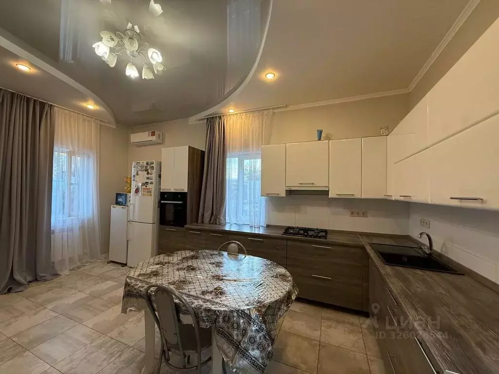 Дом в Астраханская область, Астрахань ул. Ивана Дуденкова, 49 (75 м) - Фото 1