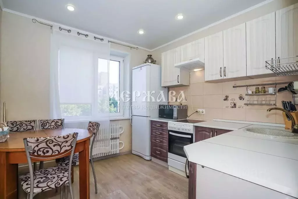 3-к кв. Белгородская область, Старый Оскол Жукова мкр, 21 (62.5 м) - Фото 0