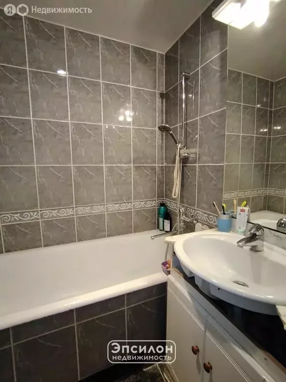 3-комнатная квартира: Курск, улица Гагарина, 25А (61 м) - Фото 0