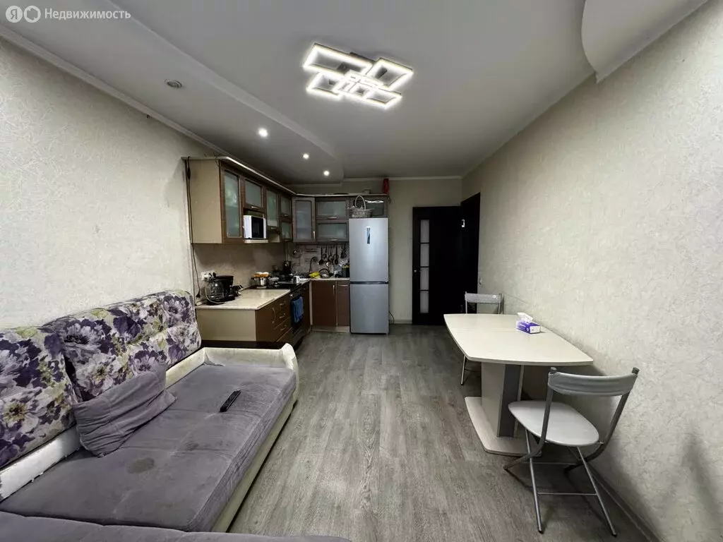 3-комнатная квартира: Артём, Норильская улица, 14 (56.2 м) - Фото 2