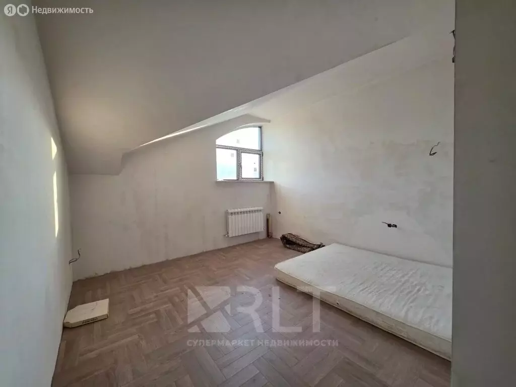 3-комнатная квартира: Махачкала, улица Дахадаева, 71 (150 м) - Фото 0