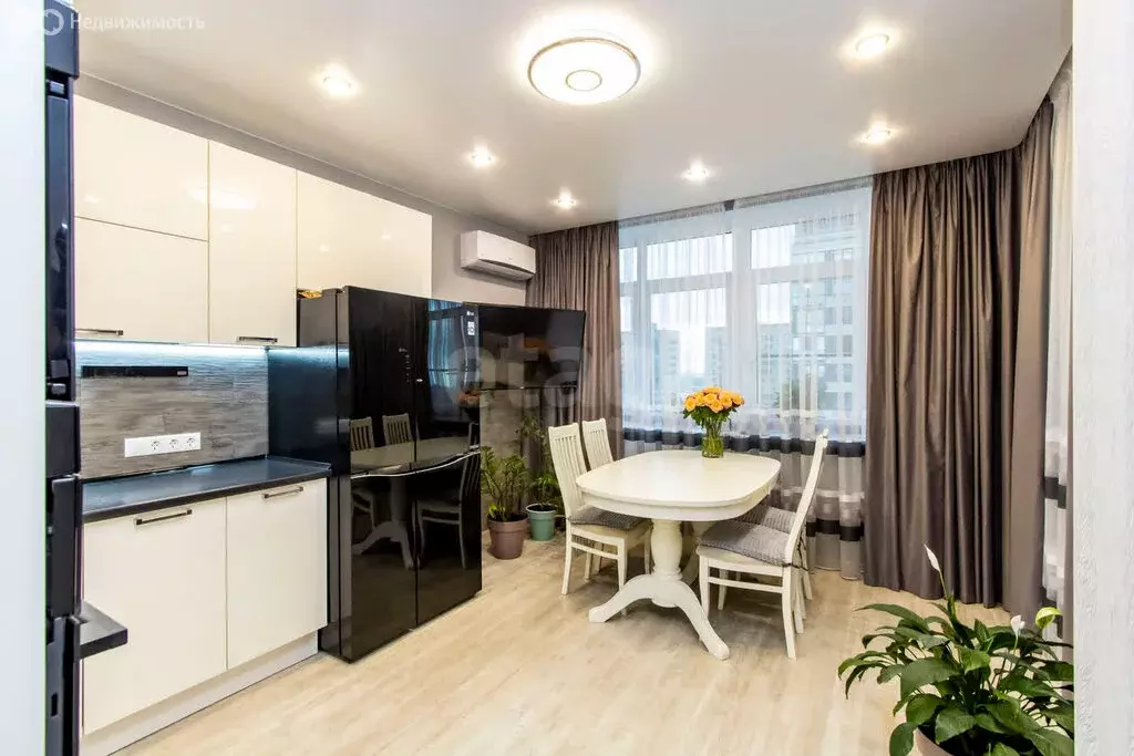 2-комнатная квартира: Тюмень, улица Тимофея Чаркова, 79к2 (62 м) - Фото 1