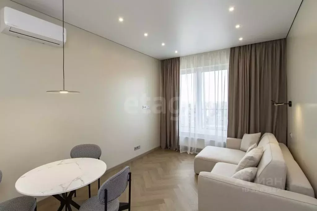 2-к кв. Тюменская область, Тюмень ул. Николая Машарова, 4 (70.0 м) - Фото 0