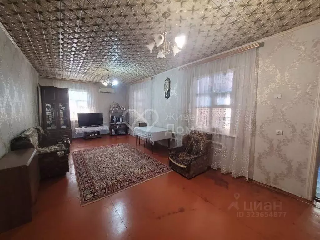 Дом в Волгоградская область, Светлоярский район, с. Большие Чапурники ... - Фото 0