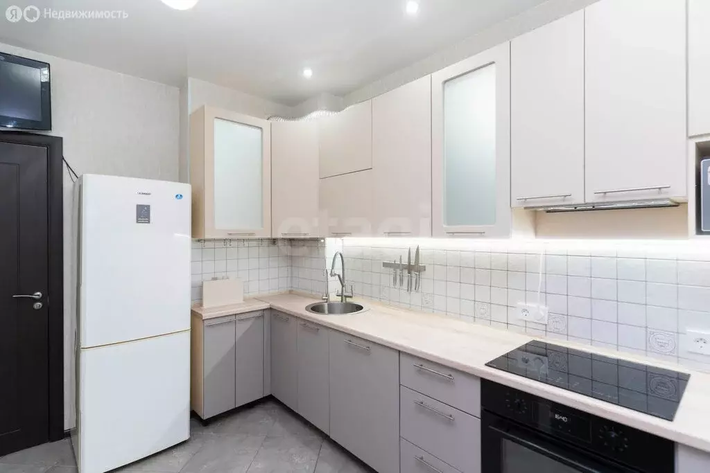 2-комнатная квартира: Тюмень, улица Прокопия Артамонова, 8к1 (56.7 м) - Фото 1