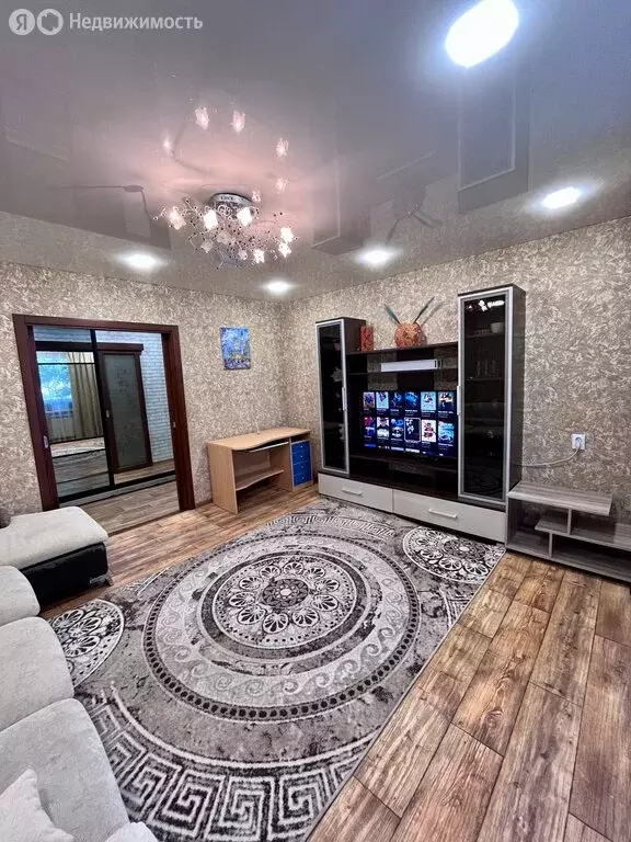 3-комнатная квартира: Саяногорск, микрорайон Заводской, 41 (65 м) - Фото 1
