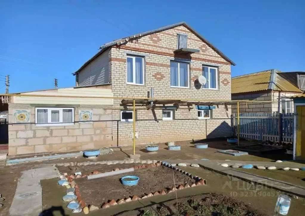 Дом в Астраханская область, Володарский район, с. Новинка ... - Фото 1