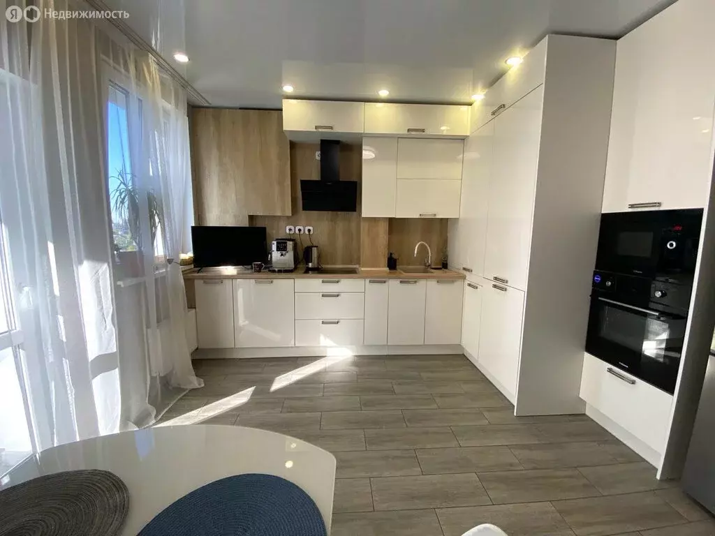 2-комнатная квартира: Калининград, Советский проспект, 81к3 (75 м) - Фото 0