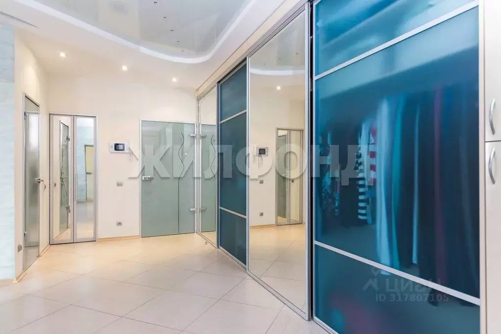 3-к кв. Новосибирская область, Новосибирск ул. Кирова, 27с2 (127.4 м) - Фото 0